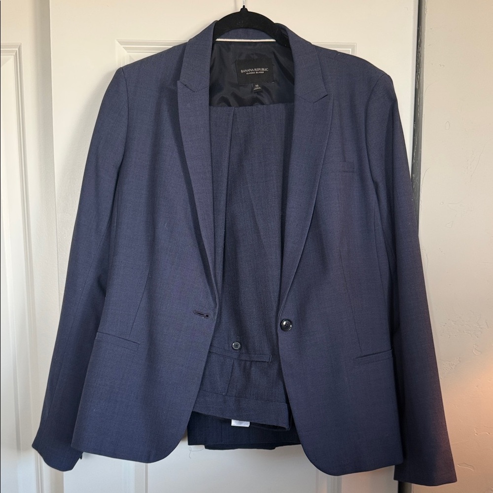 Banana Republic Women’s Navy Pant Suit size 16
